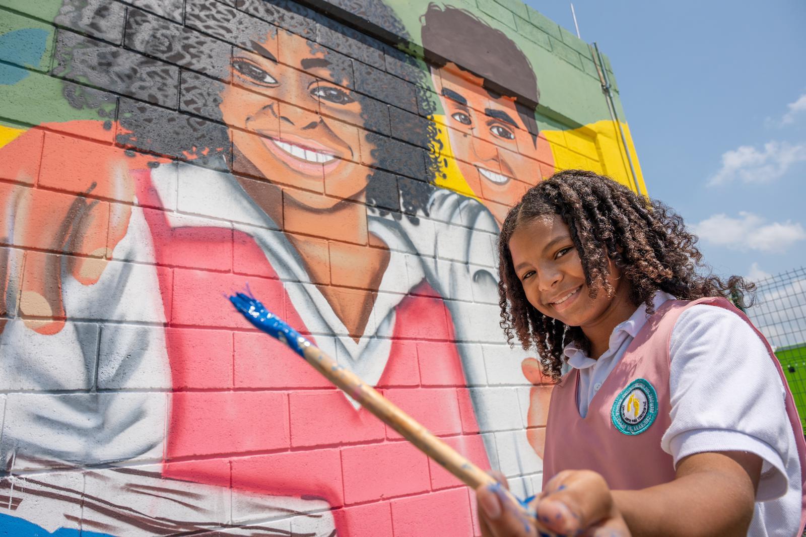 El equipo de gestión social del Fondo de Financiamiento de la Infraestructura Educativa apoya la realización de murales en los colegios nuevos o ampliados que entrega.